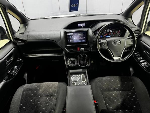 Toyota Noah III (R80) Рестайлинг с пробегом 2017 года, цена 1 949 000 рублей, 162000 км, минивэн, Автокод Объявления