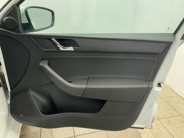 Skoda Rapid I с пробегом 2017 года, цена 899 000 рублей, 147368 км, лифтбек, Автокод Объявления