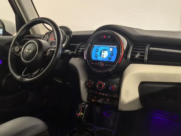 Mini Hatch III (F55/F56) Рестайлинг с пробегом 2019 года, цена 1 500 000 рублей, 150950 км, хэтчбек, Автокод Объявления
