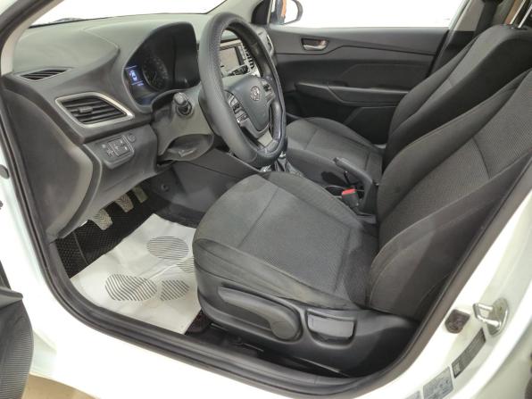 Hyundai Solaris II с пробегом 2017 года, цена 820 000 рублей, 242018 км, седан, Автокод Объявления