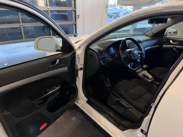Skoda Octavia II (A5) Рестайлинг с пробегом 2011 года, цена 658 000 рублей, 233478 км, лифтбек, Автокод Объявления