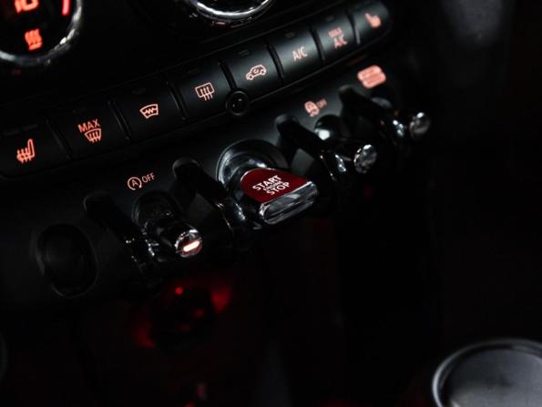 Mini Hatch III (F55/F56) Рестайлинг с пробегом 2019 года, цена 2 799 000 рублей, 54711 км, хэтчбек, Автокод Объявления