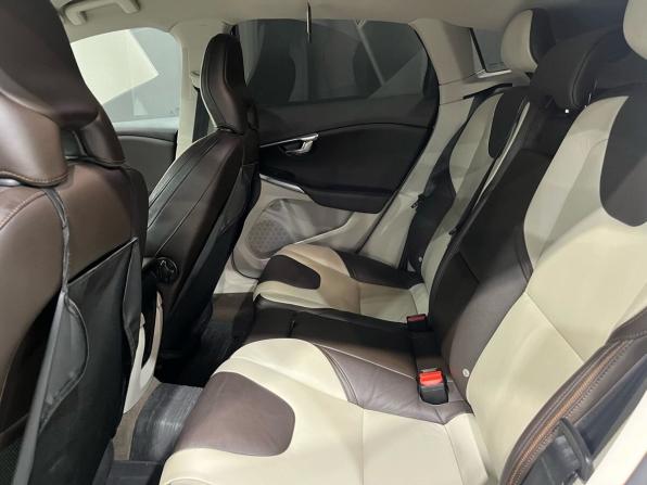 Volvo V40 Cross Country I с пробегом 2013 года, цена 1 095 000 рублей, 251315 км, хэтчбек, Автокод Объявления