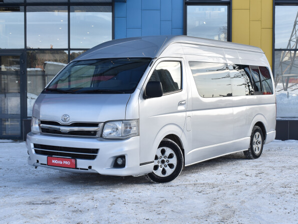 Тойота минивэн Hiace 2020