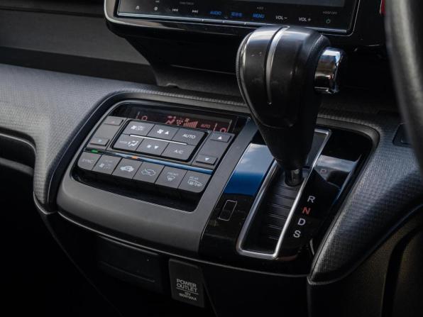 Honda Stepwgn V с пробегом 2017 года, цена 2 150 000 рублей, 71263 км, минивэн, Автокод Объявления