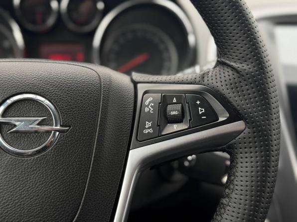 Opel Astra J Рестайлинг с пробегом 2013 года, цена 549 000 рублей, 306999 км, хэтчбек, Автокод Объявления