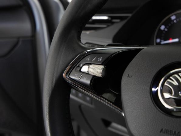 Skoda Octavia IV (A8) с пробегом 2021 года, цена 2 360 000 рублей, 49122 км, лифтбек, Автокод Объявления