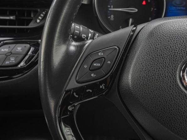 Toyota C-HR I с пробегом 2018 года, цена 1 930 000 рублей, 68267 км, внедорожник, Автокод Объявления