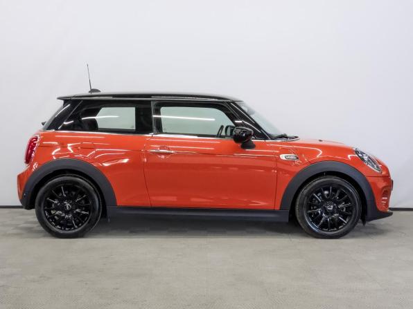 Mini Hatch III (F55/F56) Рестайлинг с пробегом 2021 года, цена 2 990 000 рублей, 11190 км, хэтчбек, Автокод Объявления