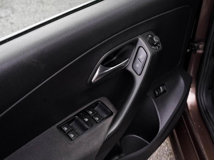 Volkswagen Polo V Рестайлинг Челябинск  - изображение 11