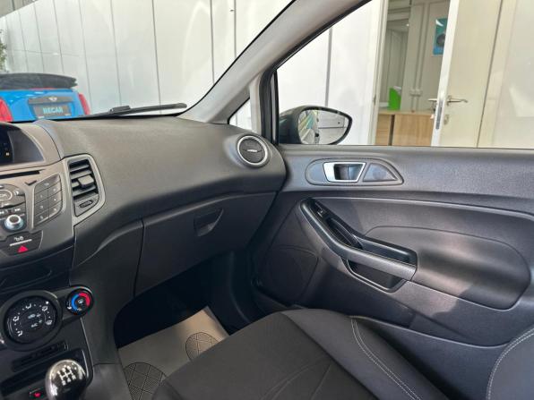 Ford Fiesta Mk6 Рестайлинг с пробегом 2018 года, цена 840 000 рублей, 115965 км, хэтчбек, Автокод Объявления
