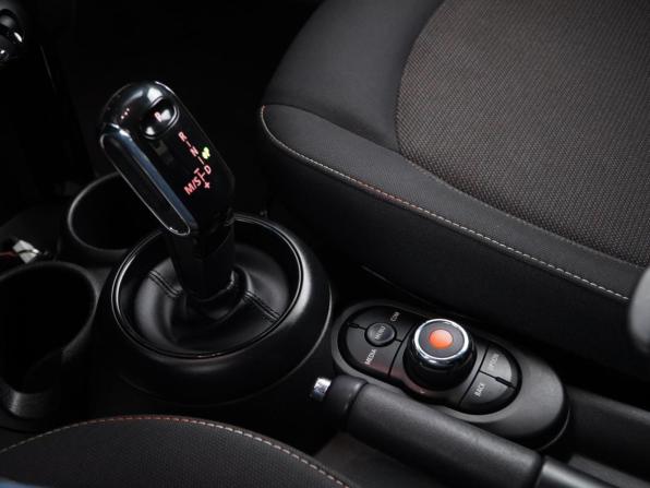 Mini Hatch III (F55/F56) с пробегом 2018 года, цена 1 599 077 рублей, 130540 км, хэтчбек, Автокод Объявления