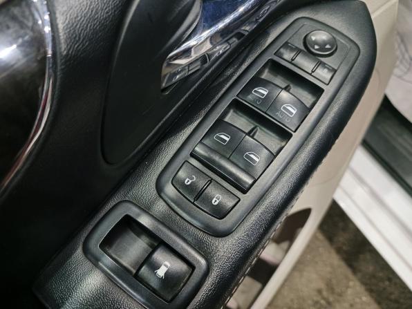 Chrysler Town &amp; Country V Рестайлинг с пробегом 2016 года, цена 1 700 000 рублей, 161980 км, минивэн, Автокод Объявления