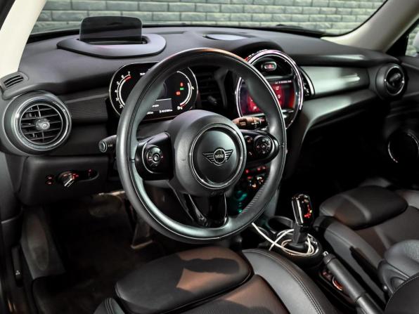 Mini Hatch III (F55/F56) Рестайлинг с пробегом 2020 года, цена 2 350 000 рублей, 36551 км, хэтчбек, Автокод Объявления