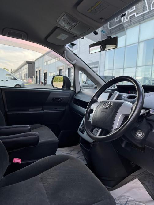 Toyota Voxy II (R70) Омск  - изображение 5