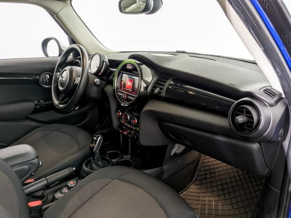 Mini Hatch III (F55/F56) Рестайлинг с пробегом 2019 года, цена 2 095 000 рублей, 43219 км, хэтчбек, Автокод Объявления