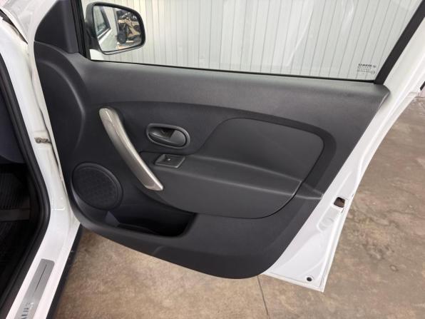 Renault Logan II Рестайлинг с пробегом 2021 года, цена 1 197 000 рублей, 98828 км, седан, Автокод Объявления