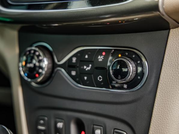 Renault Logan II Рестайлинг с пробегом 2018 года, цена 1 068 000 рублей, 77858 км, седан, Автокод Объявления