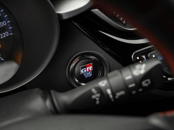 Toyota C-HR I Рестайлинг с пробегом 2021 года, цена 2 690 000 рублей, 70096 км, внедорожник, Автокод Объявления