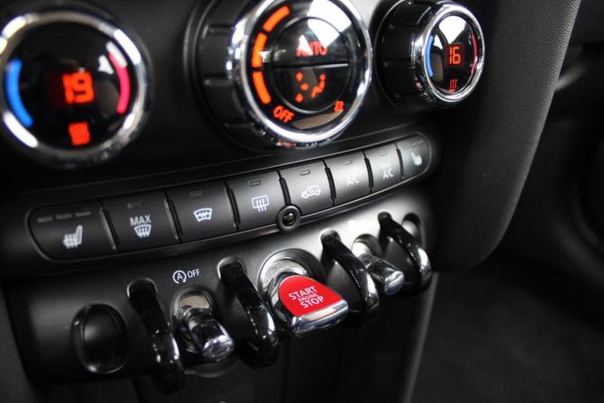 Mini Hatch III (F55/F56) Рестайлинг 2 с пробегом 2021 года, цена 2 379 000 рублей, 57265 км, хэтчбек, Автокод Объявления