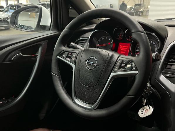 Opel Astra J Рестайлинг с пробегом 2013 года, цена 640 000 рублей, 134267 км, хэтчбек, Автокод Объявления