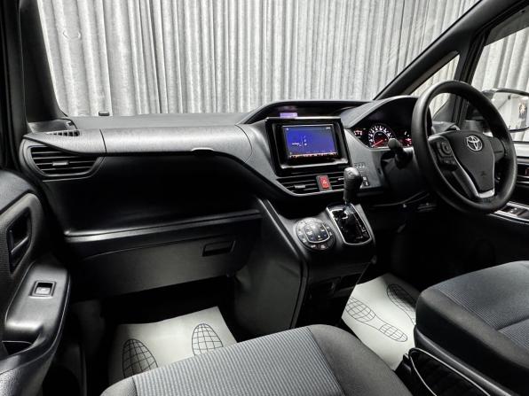 Toyota Voxy III (R80) Рестайлинг с пробегом 2018 года, цена 2 700 000 рублей, 88347 км, минивэн, Автокод Объявления