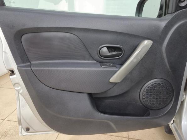 Renault Sandero II Рестайлинг с пробегом 2018 года, цена 870 000 рублей, 91551 км, хэтчбек, Автокод Объявления
