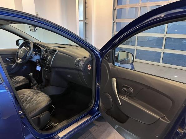Renault Logan II с пробегом 2017 года, цена 885 000 рублей, 129282 км, седан, Автокод Объявления