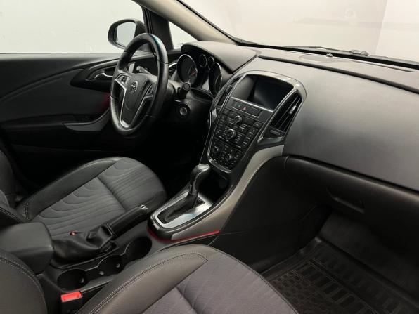 Opel Astra J Рестайлинг с пробегом 2013 года, цена 990 000 рублей, 120000 км, седан, Автокод Объявления