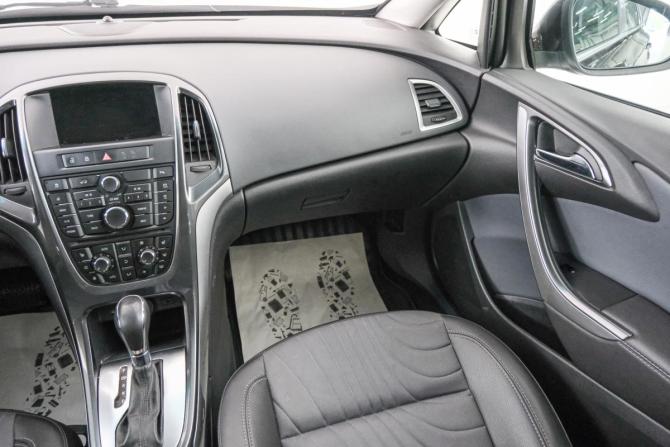 Opel Astra J Рестайлинг с пробегом 2014 года, цена 829 000 рублей, 176000 км, седан, Автокод Объявления