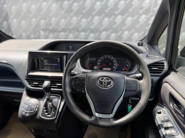 Toyota Voxy III (R80) с пробегом 2014 года, цена 1 450 000 рублей, 136390 км, минивэн, Автокод Объявления