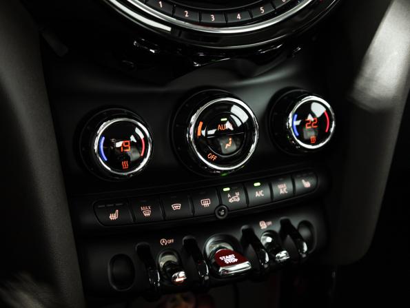Mini Hatch III (F55/F56) с пробегом 2015 года, цена 1 790 000 рублей, 41090 км, хэтчбек, Автокод Объявления