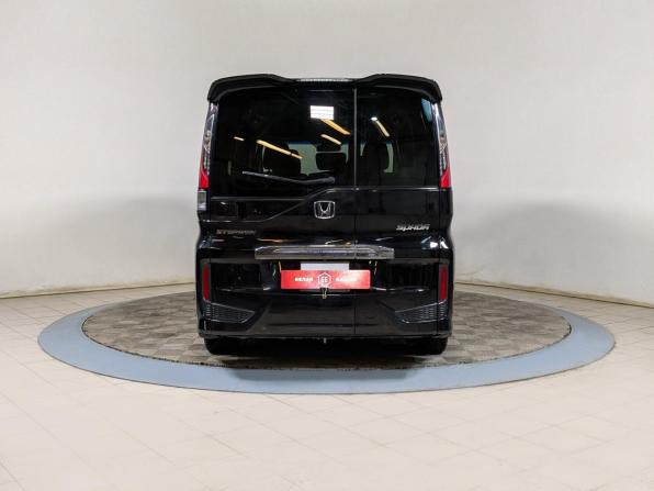 Honda Stepwgn V с пробегом 2016 года, цена 1 974 900 рублей, 135000 км, минивэн, Автокод Объявления