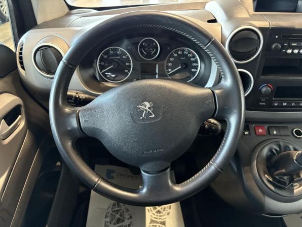Peugeot Partner II Рестайлинг 2 с пробегом 2016 года, цена 971 000 рублей, 116100 км, компактвэн, Автокод Объявления