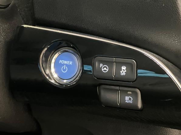 Toyota Prius IV Рестайлинг (XW50) с пробегом 2018 года, цена 1 710 000 рублей, 178201 км, лифтбек, Автокод Объявления