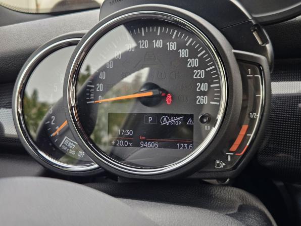 Mini Hatch III (F55/F56) Рестайлинг с пробегом 2020 года, цена 2 500 000 рублей, 94604 км, хэтчбек, Автокод Объявления