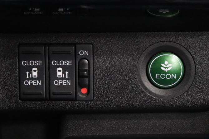 Honda Stepwgn V с пробегом 2017 года, цена 1 772 000 рублей, 175579 км, минивэн, Автокод Объявления