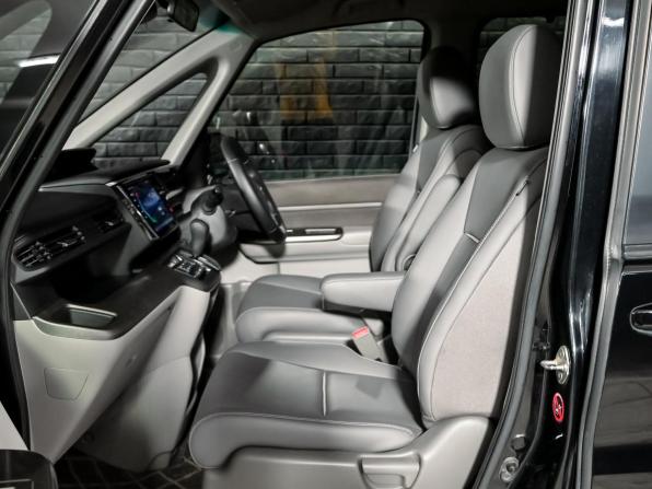 Honda Stepwgn V с пробегом 2015 года, цена 1 550 000 рублей, 305174 км, минивэн, Автокод Объявления
