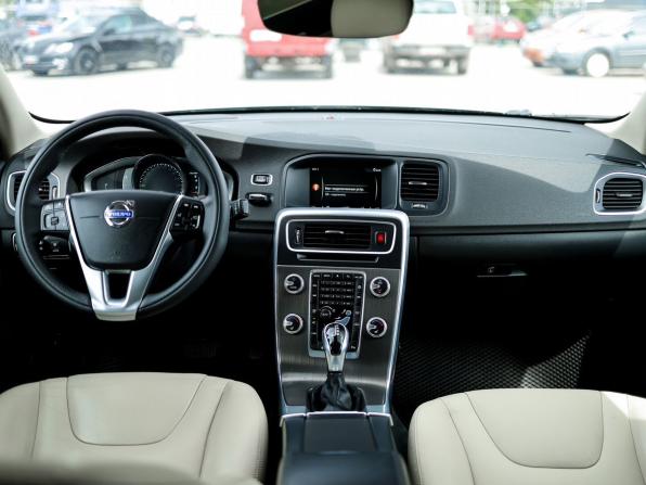 Volvo S60 II Рестайлинг с пробегом 2015 года, цена 1 559 000 рублей, 173380 км, седан, Автокод Объявления