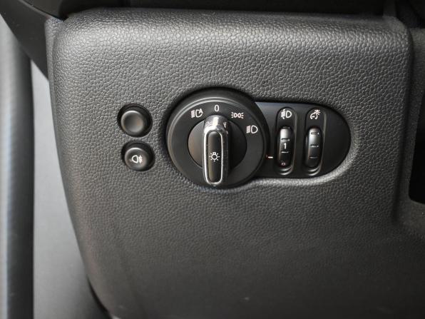Mini Hatch III (F55/F56) Рестайлинг с пробегом 2018 года, цена 2 798 000 рублей, 70826 км, хэтчбек, Автокод Объявления