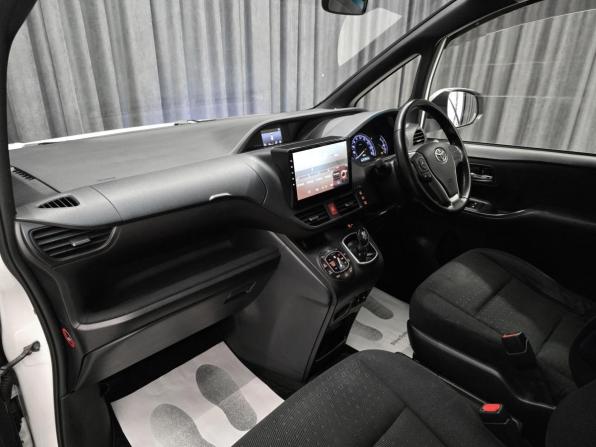 Toyota Voxy III (R80) с пробегом 2014 года, цена 1 545 000 рублей, 190000 км, минивэн, Автокод Объявления