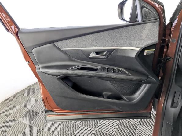Peugeot 3008 II с пробегом 2017 года, цена 1 650 000 рублей, 100354 км, внедорожник, Автокод Объявления