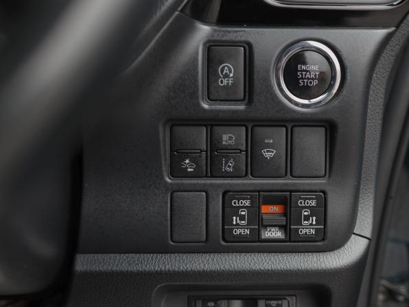 Toyota Noah III (R80) Рестайлинг с пробегом 2018 года, цена 2 300 000 рублей, 133048 км, минивэн, Автокод Объявления