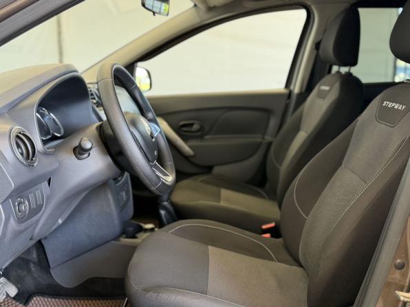 Renault Logan II Рестайлинг с пробегом 2019 года, цена 1 030 000 рублей, 67183 км, седан, Автокод Объявления