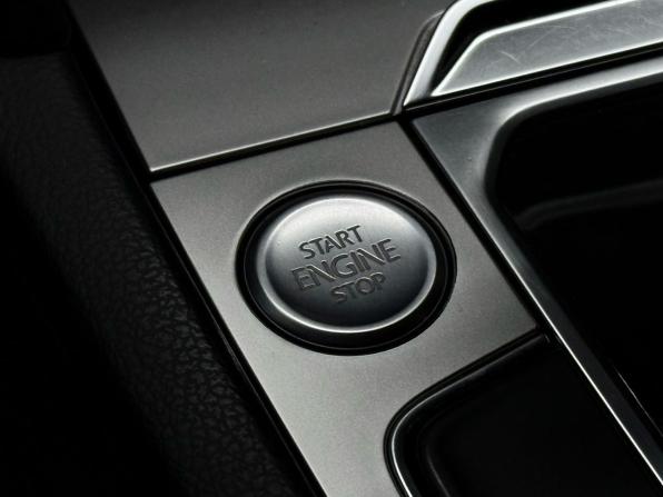 Volkswagen Passat B8 с пробегом 2018 года, цена 1 899 000 рублей, 127043 км, седан, Автокод Объявления