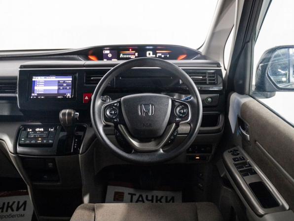 Honda Stepwgn V Рестайлинг с пробегом 2018 года, цена 2 110 000 рублей, 108860 км, минивэн, Автокод Объявления