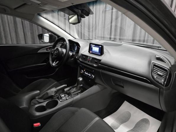 Mazda 3 III (BM) Рестайлинг с пробегом 2018 года, цена 1 349 000 рублей, 172000 км, седан, Автокод Объявления