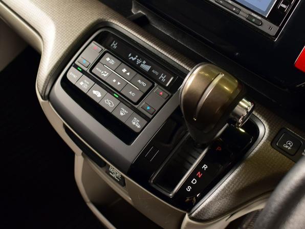 Honda Stepwgn V с пробегом 2016 года, цена 1 879 995 рублей, 58919 км, минивэн, Автокод Объявления