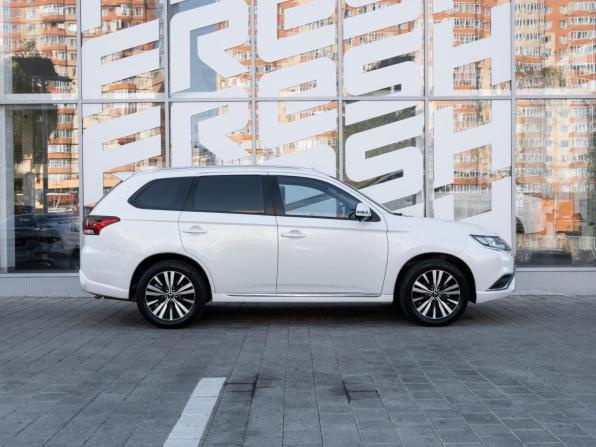 Mitsubishi Outlander III Рестайлинг 3 с пробегом 2022 года, цена 2 734 800 рублей, 26598 км, внедорожник, Автокод Объявления