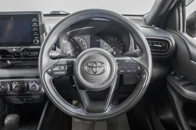 Toyota Yaris IV с пробегом 2020 года, цена 1 299 000 рублей, 93300 км, хэтчбек, Автокод Объявления